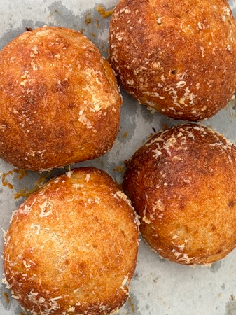 Frasiga kvargfrallor med parmesan